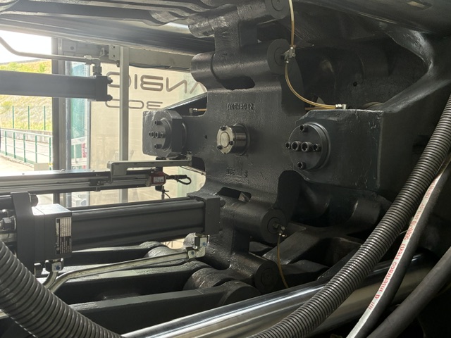 Presse à injecter NEGRI BOSSI 300T CANBIO H 2100 An 2014 (1)